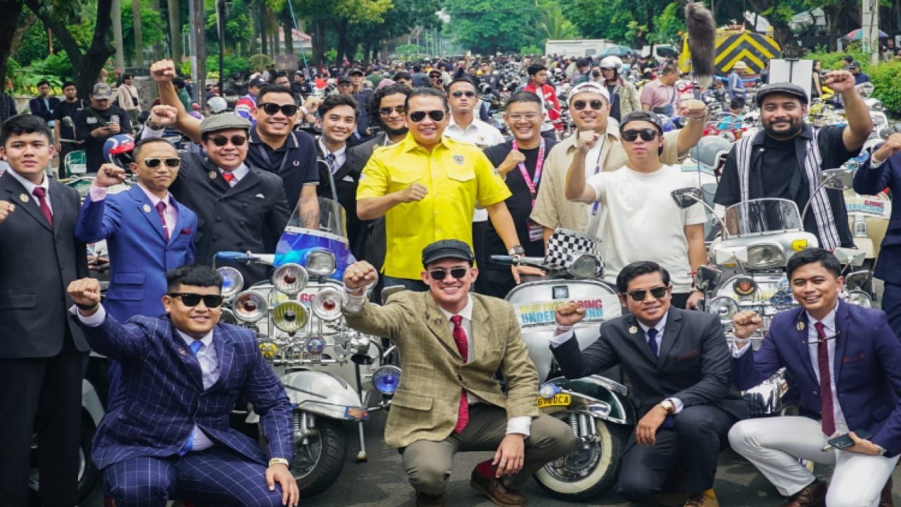 Ketua MPR RI sekaligus Ketua Umum IMI Bambang Soesatyo bersama para peserta onvoi Scooter Riding Vespa dalam event Jakarta Mods May Day 2023/Dok MPR