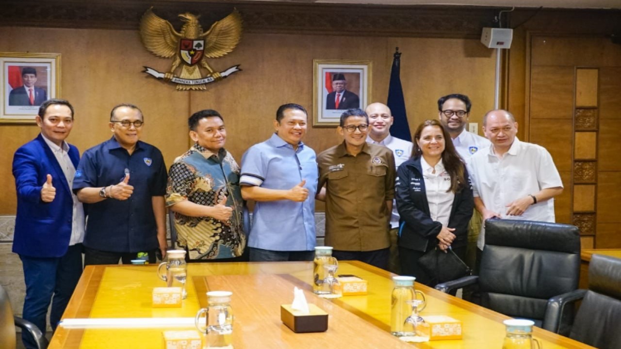 Ketua MPR RI sekaligus Ketua Umum IMI Bambang Soesatyo bersama Menteri Pariwisata dan Ekonomi Kreatif Sandiaga Uno dan panitia penyelenggara Jakarta e-Prix 2023/Dok MPR