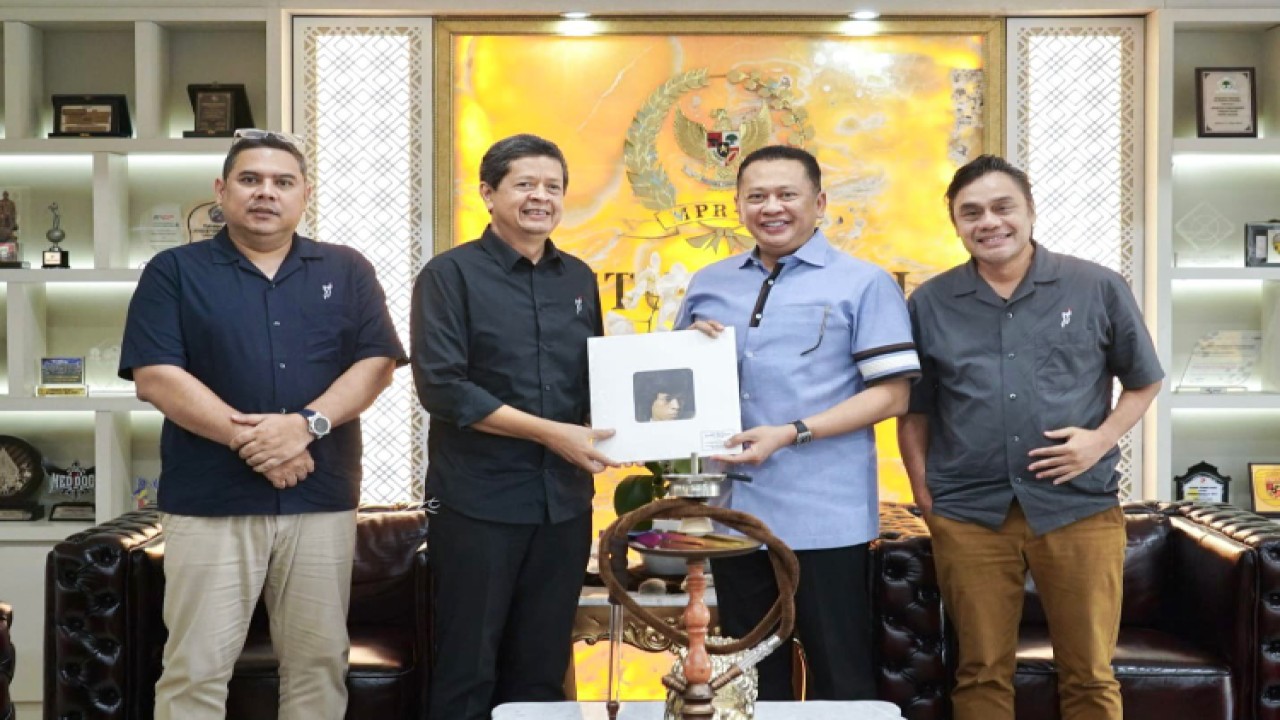 Ketua MPR RI sekaligus Dewan Penyantun Yayasan Anugerah Musik Indonesia (AMI) Bambang Soesatyo bersama Ketua Umum Yayasan AMI Candra Darusman, Dwiki Dharmawan, dan Satria Darma/Dok MPR