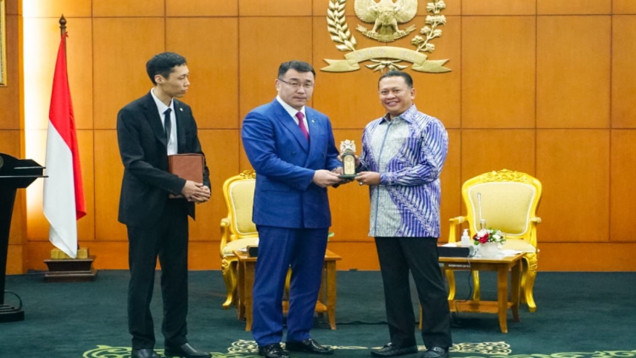 Ketua MPR RI Bambang Soesatyo menerima delegasi Konferensi Asia Pasifik JCI 2023, di Ruang Delegasi, Gedung Nusantara V MPR RI, Jakarta, Jumat (12/5/23)/Dok MPR