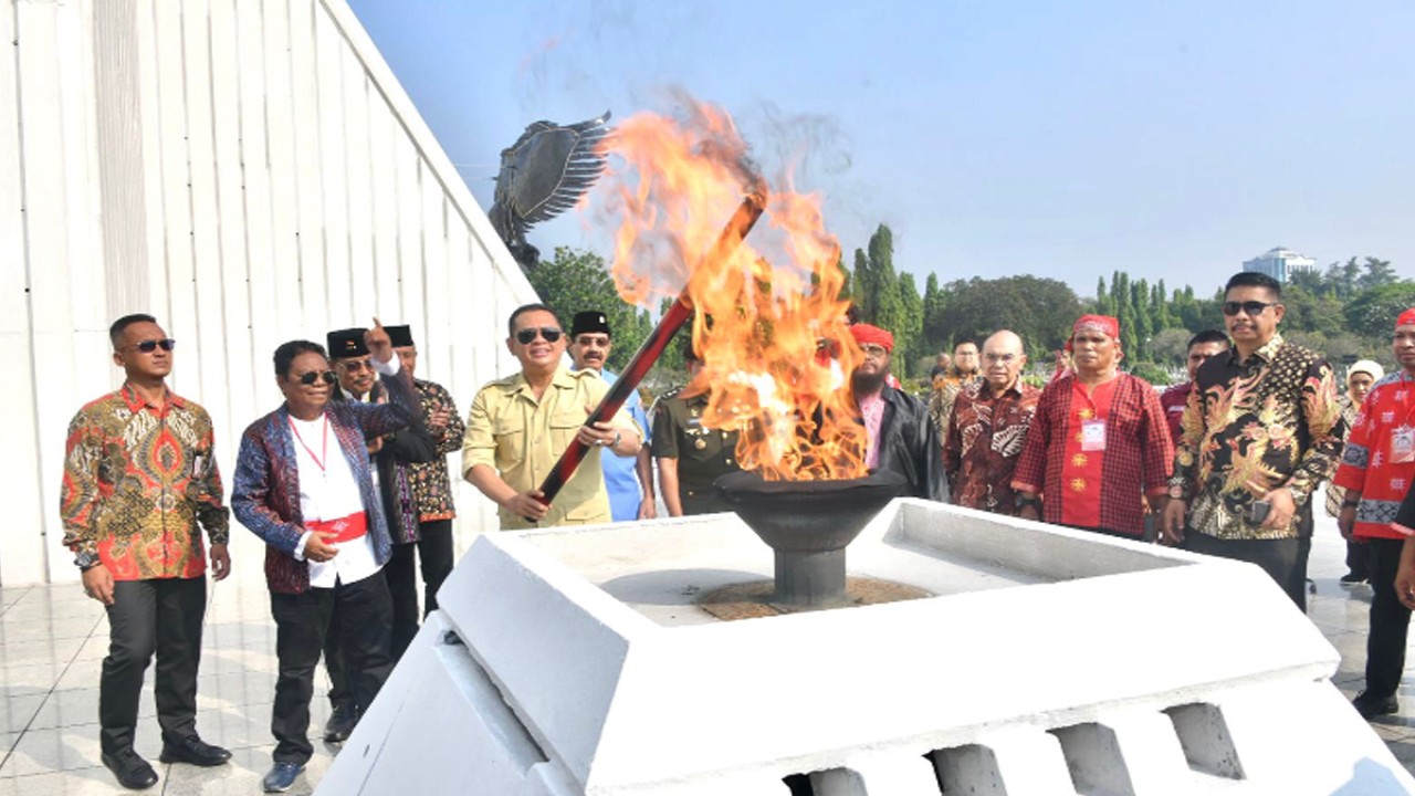 Ketua MPR RI sekaligus Wakil Ketua Umum Partai Golkar Bambang Soesatyo menyalakan Obor Kapitan Pattimura