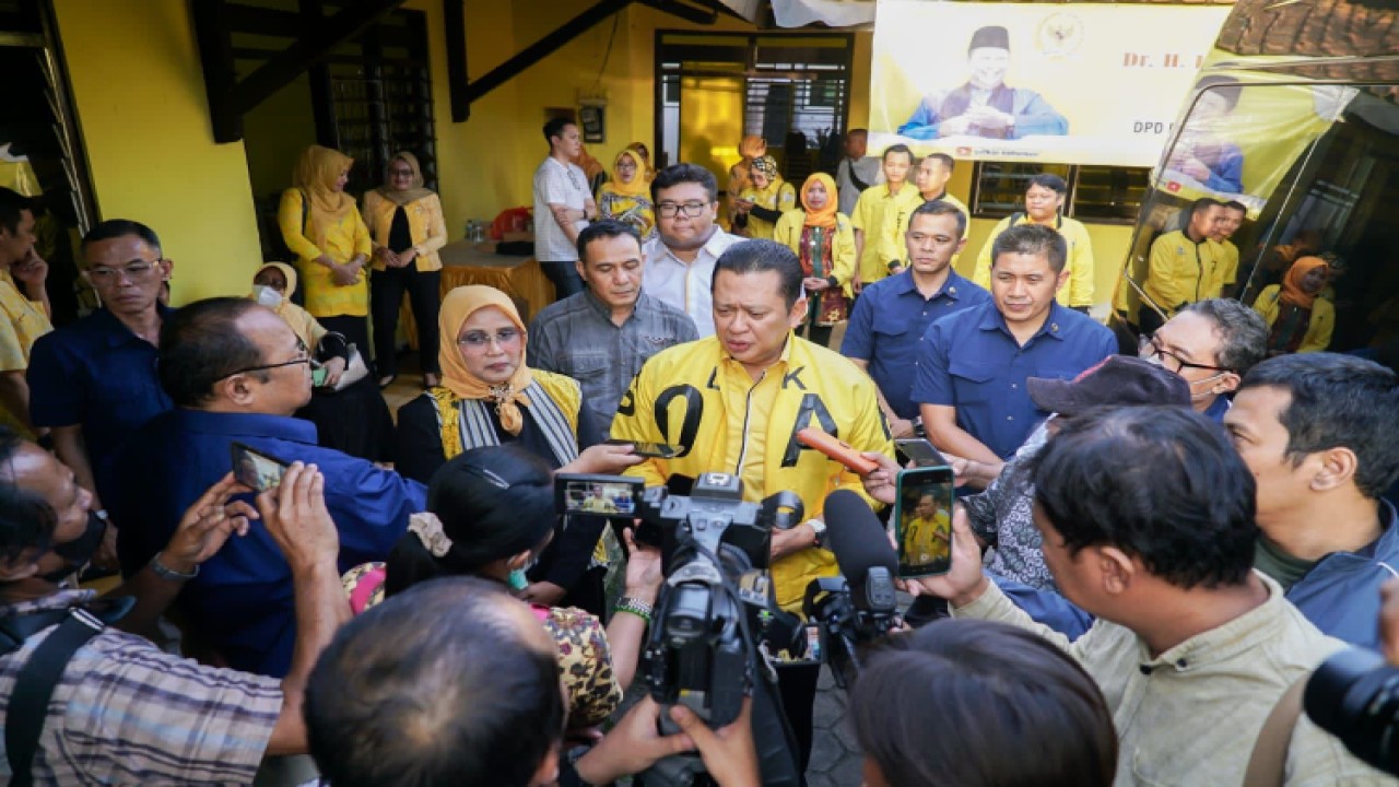 Ketua MPR RI Bambang Soesatyo memberikan keterangan pers usai mengunjungi kantor DPD II Partai Golkar Purbalingga, Kebumen dan Banjarnegara di Jawa Tengah/Dok MPR