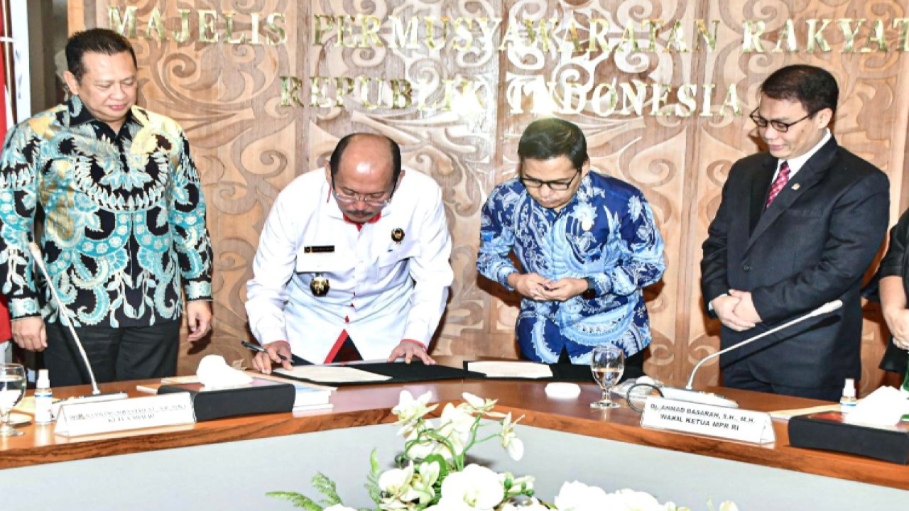 Ketua MPR RI Bambang Soesatyo melakukan serah terima jabatan Sekretaris Jenderal MPR RI dari Maruf Cahyono kepada Pelaksana Tugas (Plt) Sekretaris Jenderal MPR RI Janedjri M. L Gaffar/Dok MPR