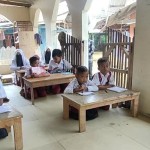 Beberapa murid tengah belajar di teras masjid.-1683082593