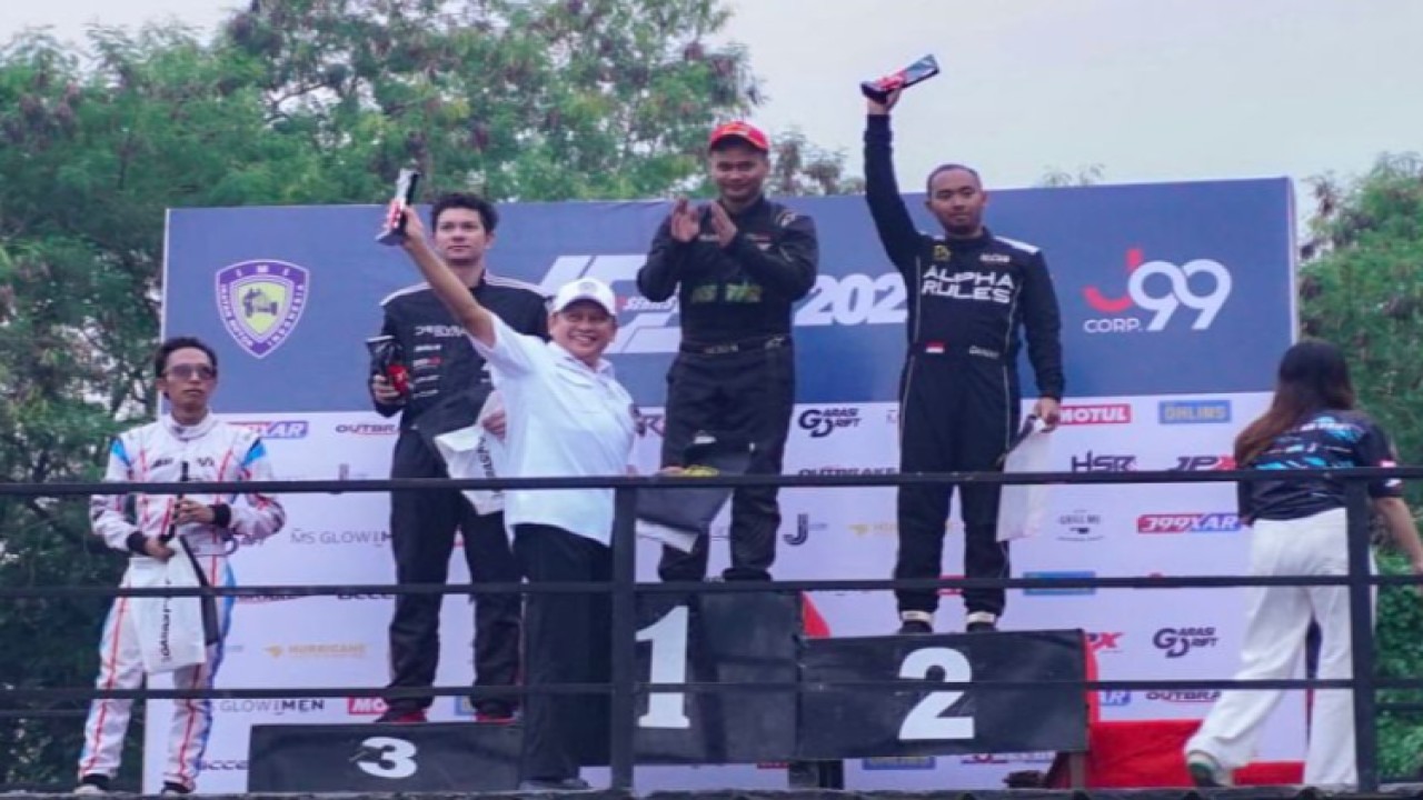 Ketua MPR RI sekaligus Ketua Umum IMI Bambang Soesatyo bersama para pemenang Indonesian Drift Series 2023 seri pertama/Dok MPR