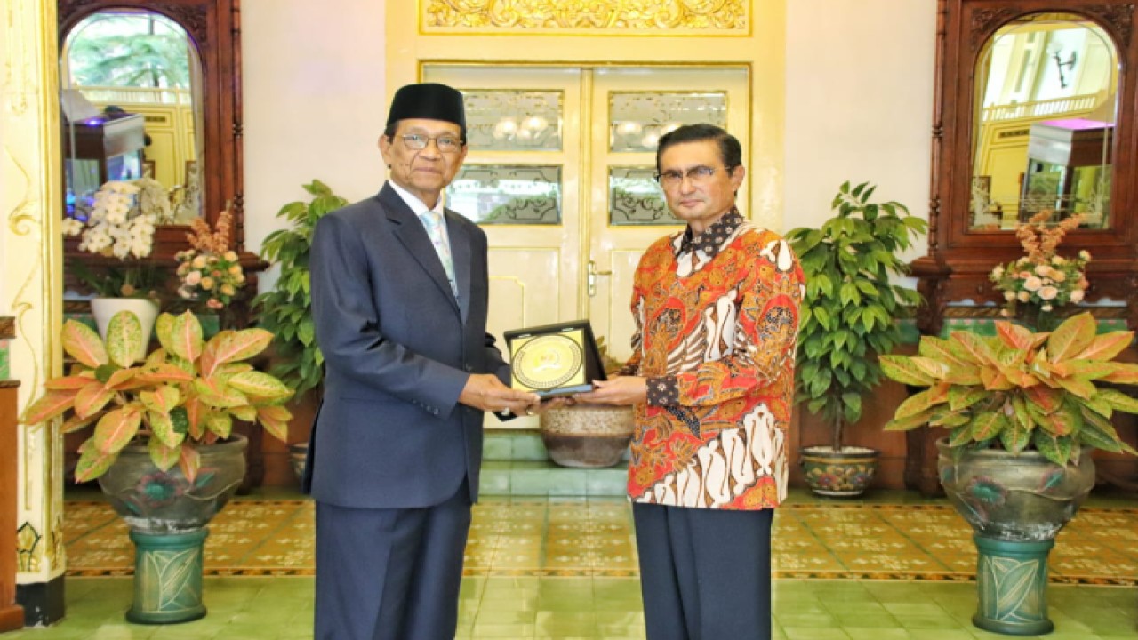 Fadel Muhammad menyerahkan sebuah bingkai foto besar kepada Sri Sultan Hamengkubuwono X dalam kunjungan kerja ke Provinsi D.I. Yogyakarta, Senin (22/5/2023)/Dok MPR  