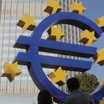 Foto Dokumen: Orang-orang berdiri di depan patung Euro di Frankfurt, Jerman, pada 22 Agustus 2022. ANTARA/Xinhua/Shan Weiyi-1685514807