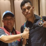 Manajer Tim Tinju Indonesia Hengky Silatang bersama Mikael Mustika-1683641413