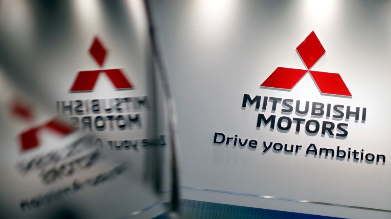 Logo Mitsubishi Motors Corp ditampilkan di showroom perusahaan di Tokyo, Jepang, pada 18 Januari 2019. (Issei Kato/Reuters)