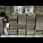 Petugas menghitung mata uang dolar AS di Mandiri Cash Center di Plaza Mandiri, Jakarta. (ANTARA/Rosa Panggabean)-1685514699