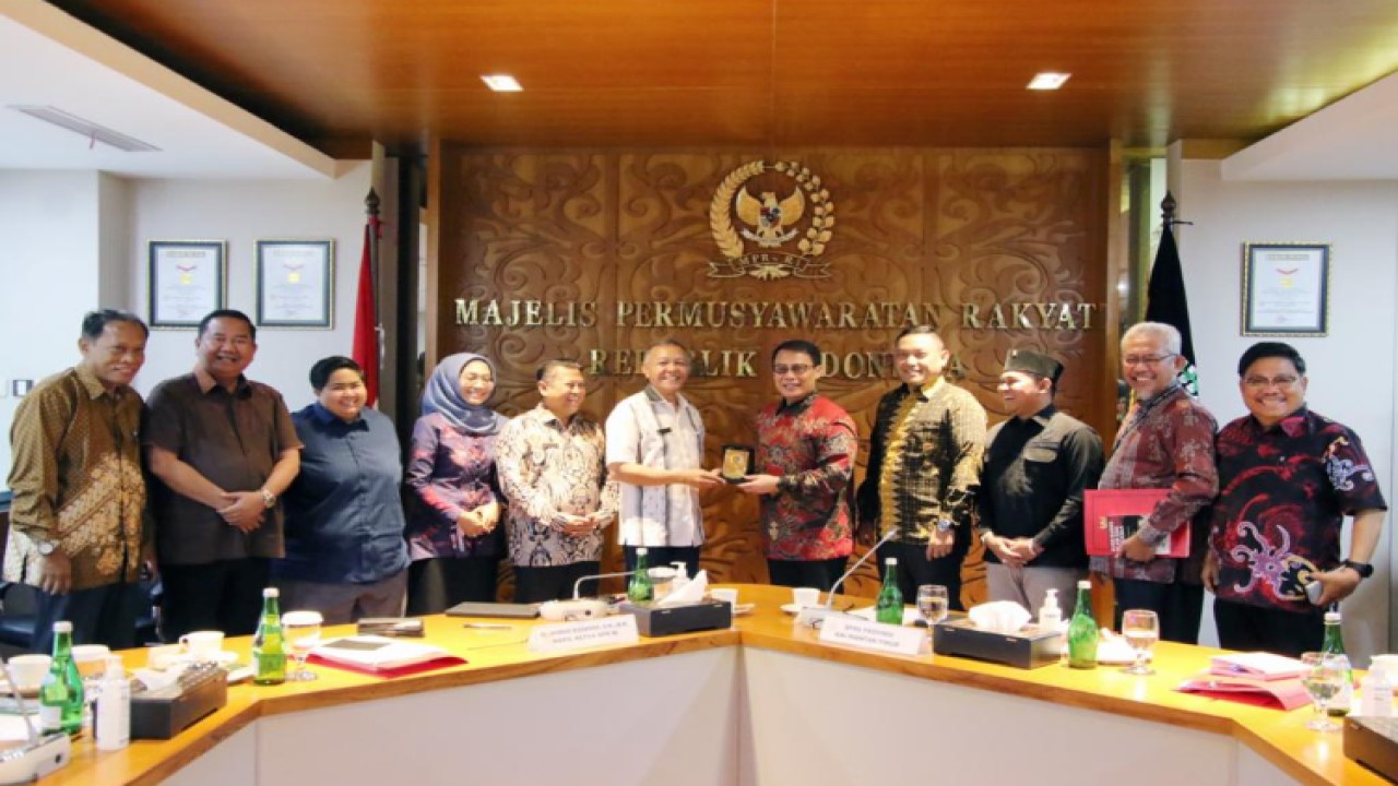 Wakil Ketua MPR Ahmad Basarah menerima tim Pansus Ranperda Provinsi Kalimantan Timur tentang Pendidikan Pancasila dan Wawasan Kebangsaan di Gedung MPR RI/Dok MPR