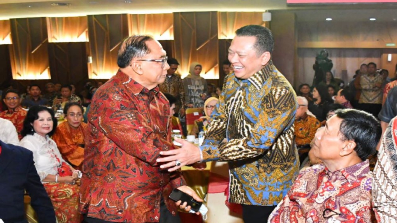 Ketua MPR RI Bambang Soesatyo mengapresiasi kiprah dan perjalanan hidup anggota Dewan Pertimbangan Presiden (Wantimpres) Irjen Pol (Purn) Sidarto Danusubroto. (Dok/MPR)