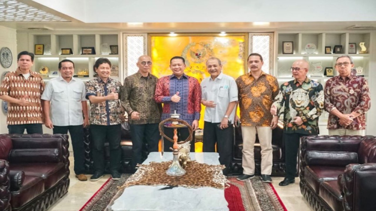 Bambang Soesatyo menerima panitia Teladan Metropolitan Wisata Time Rally 2023, di Jakarta, Senin (12/6/2023). (Dok/MPR)