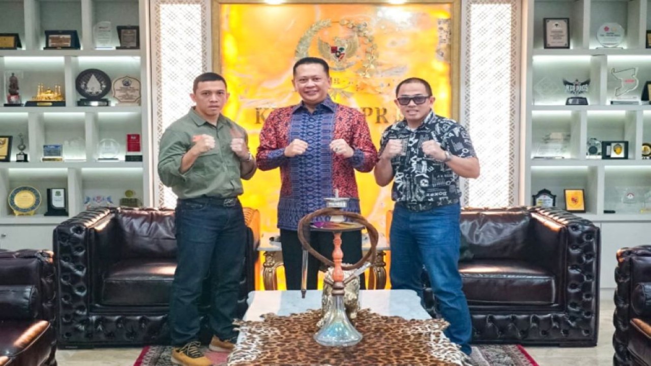 Ketua Umum Pengurus Besar Keluarga Olahraga Tarung Derajat (PB KODRAT) Bambang Soesatyo (Bamsoet) bersama Sang Guru Badai dan Sang Guru Rimba mematangkan persiapan penyelenggaraan Kejuaraan Nasional Tarung Derajat 2023. (Dok/MPR)