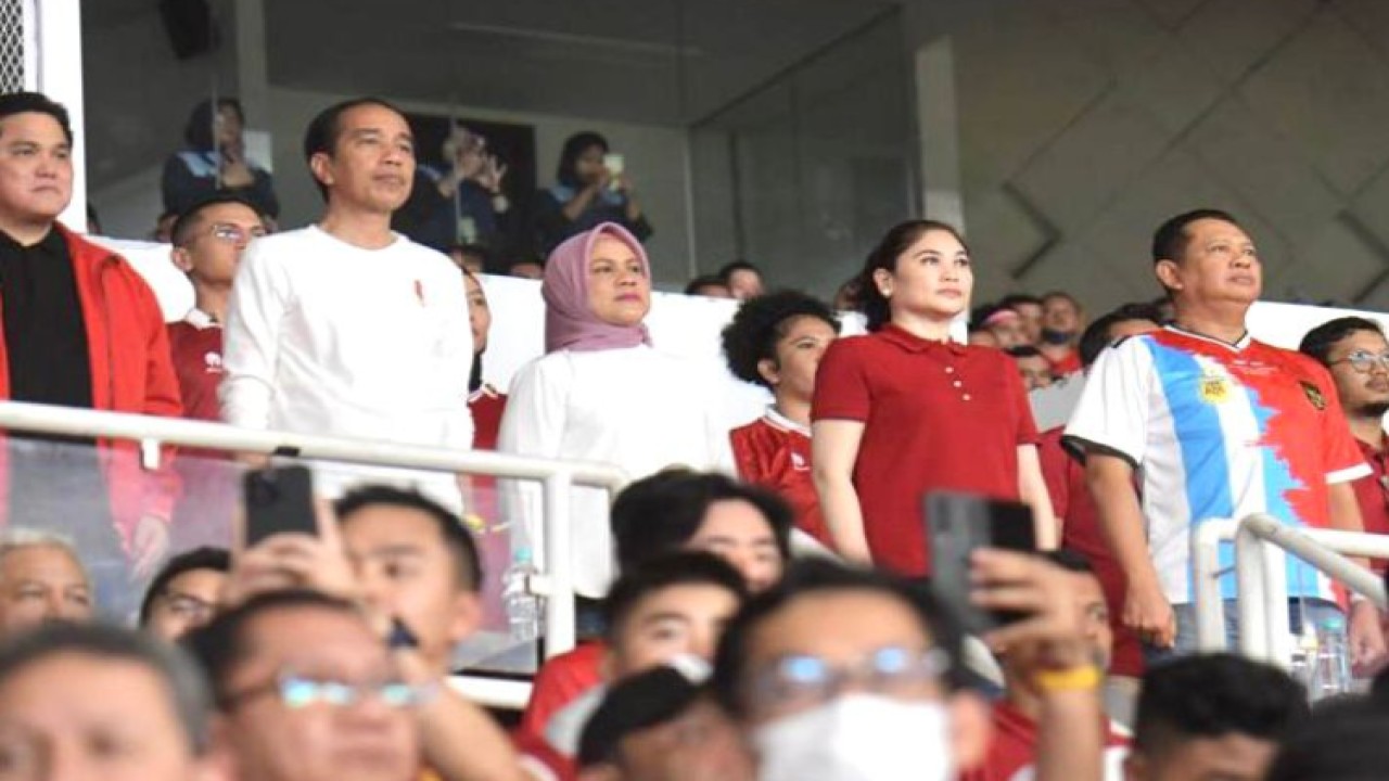 Ketua MPR RI Bambang Soesatyo mendampingi Presiden Joko Widodo menyaksikan pertandingan FIFA Match Day 2023 antara Indonesia melawan Argentina, di Stadion Utama Gelora Bung Karno, Jakarta, Senin malam (19/6/23)/Dok MPR