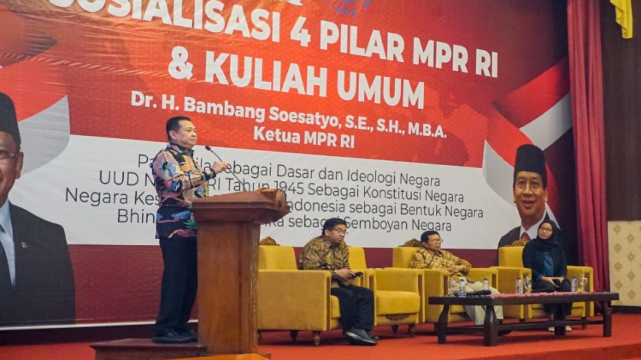 Ketua MPR RI sekaligus Dosen Tetap Pascasarjana Program Doktoral (S3) Universitas Borobudur Bambang Soesatyo memberikan Kuliah Umum dan Sosialisasi Empat Pilar MPR, di Auditorium GPH Haryo Mataram, Universitas Negeri Sebelas Maret (UNS) Solo, Jawa Tengah/Dok MPR