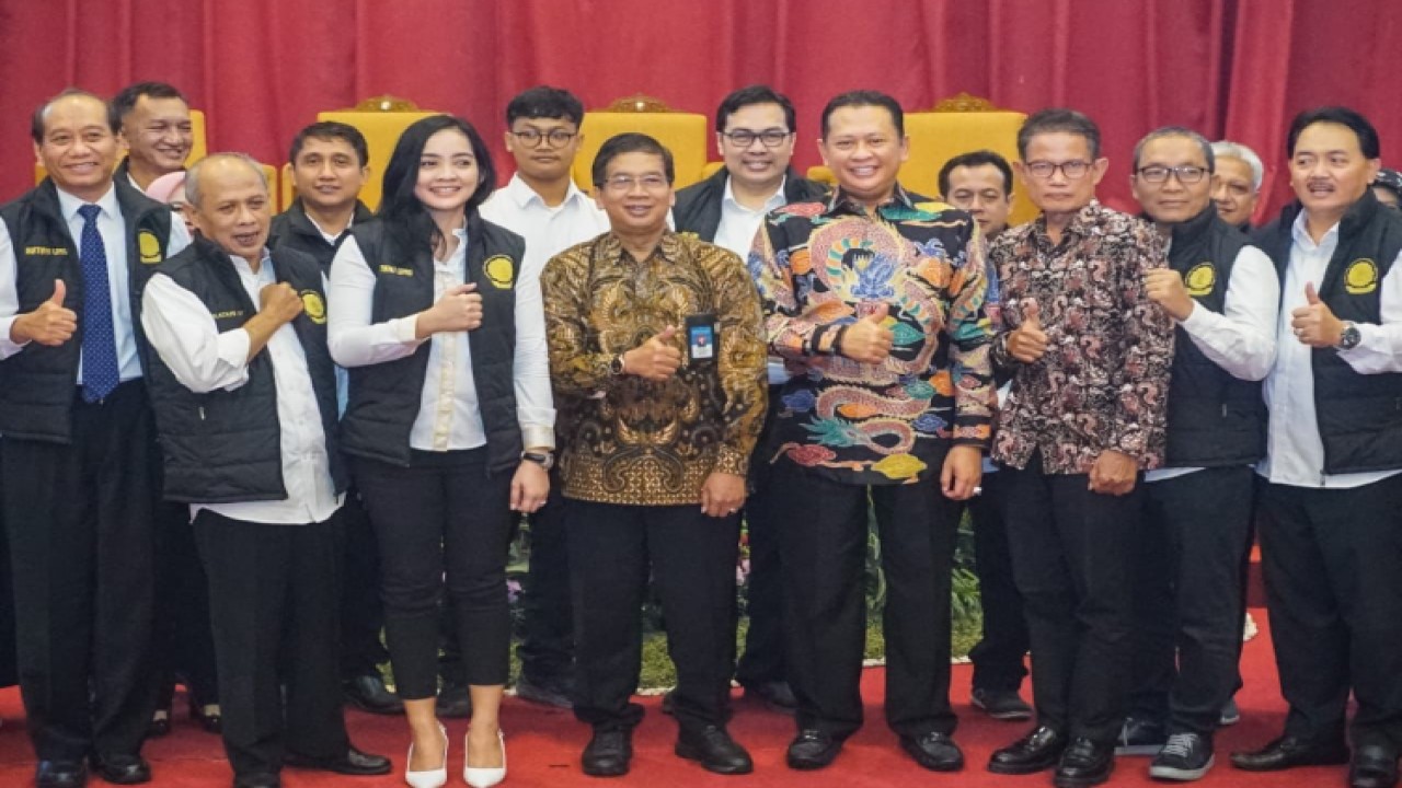 Ketua MPR RI sekaligus Dosen Tetap Pascasarjana S3 Universitas Borobudur Bambang Soesatyo bersama pengurus IKATANI UNS/Dok MPR