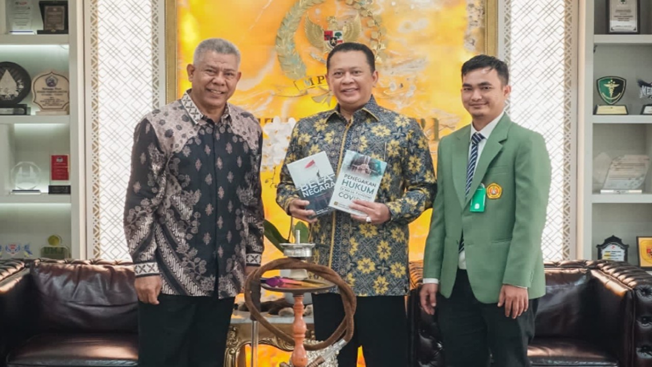 Ketua MPR RI Bambang Soesatyo saat menerima Rektor UPN Veteran di ruang kerjanya.