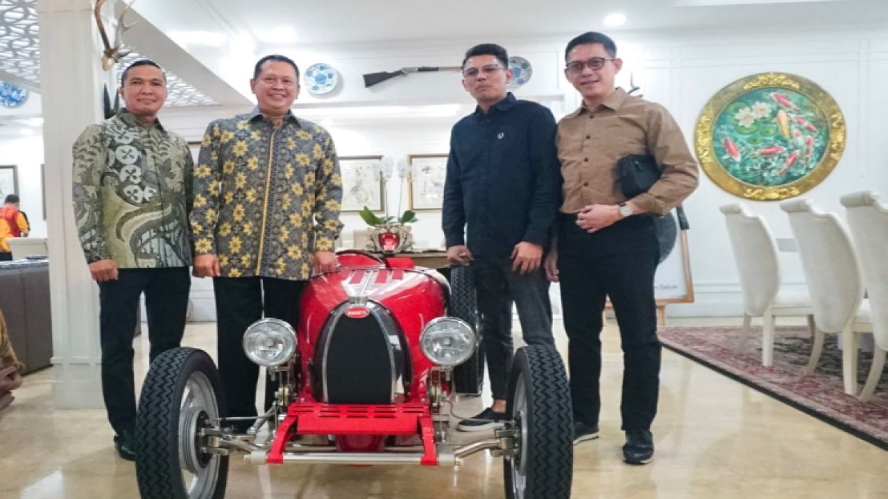 Ketua MPR RI sekaligus Ketua Umum IMI Bambang Soesatyo menerima President Mercedes-Benz Club Indonesia, Yoga Mahardhika, di Jakarta/Dok MPR