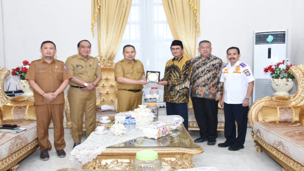 Wakil Ketua MPR RI Fadel Muhammad bertemu Pejabat Gubernur (Penjagub) Gorontalo Ismail Pakaya, di rumah dinas Gubernur Gorontalo, Senin (5/6/2022)/Dok MPR