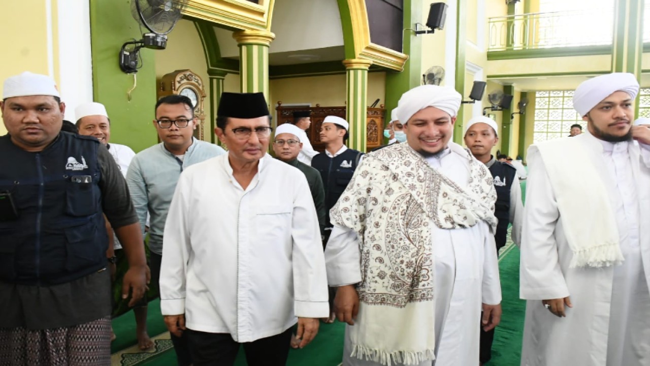 Wakil Ketua MPR RI Fadel Muhammad bersama Habib Achmad Bin Jindan, Al-Habib Salim Bin Abdurrahman Al-Jufri serta tokoh masyarakat Gorontalo/Dok MPR