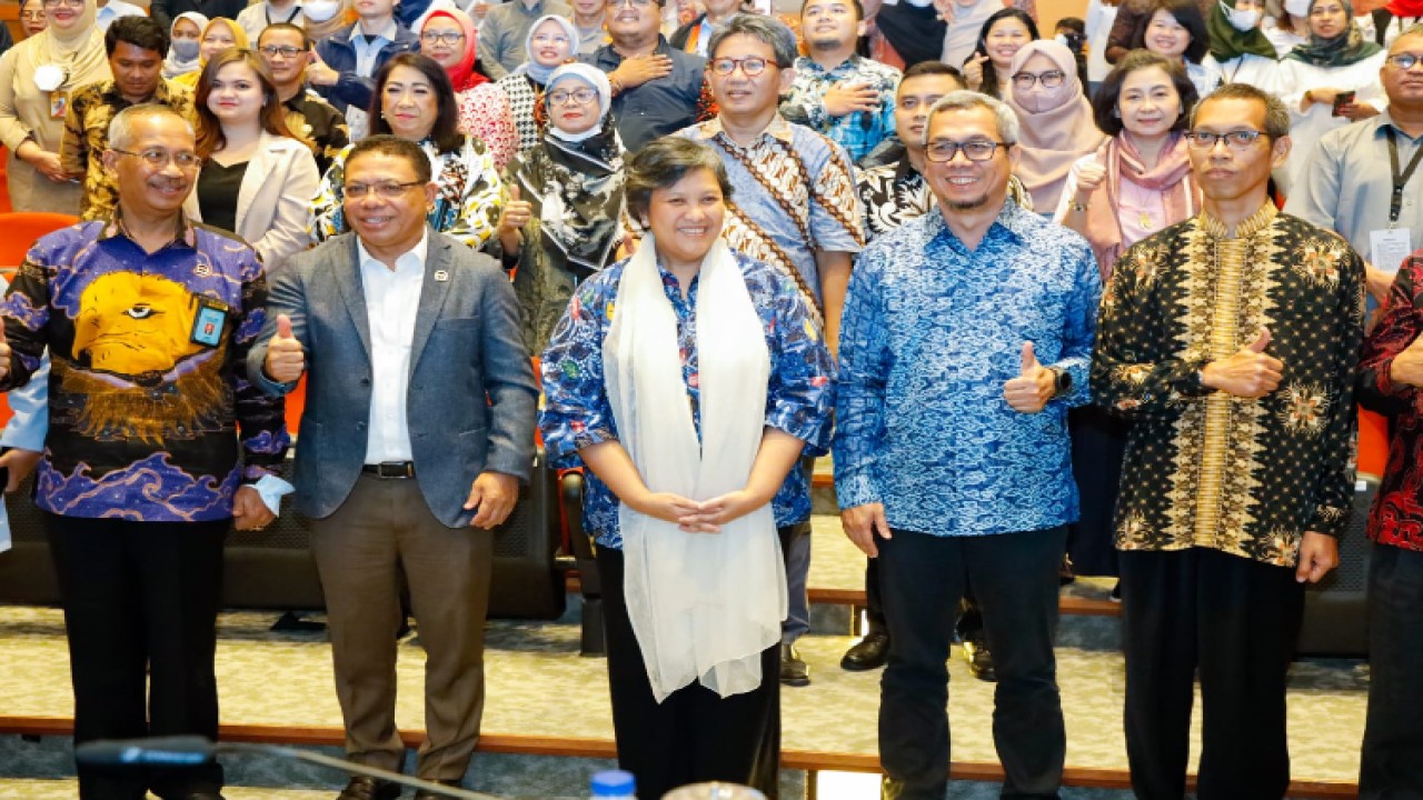 Wakil Ketua MPR RI, Lestari Moerdijat bersama Dr. Usman Kansong  (Direktur Jenderal Informasi dan Komunikasi Publik Kemenkominfo /Ketua Forum Badan  Koordinasi Humas /Bakohumas), Dr. Inosentius Samsul, S.H., M.Hum  (Kepala Badan Keahlian Setjen DPR RI), Dr. Ali Akbar, M.Hum  (Tim Pakar Asosiasi Museum Indonesia), dan Drs. Suratna, M.Si  (Kepala Biro Protokol dan Humas Setjen DPR RI) pada Forum Tematik Bakohumas DPR RI bertema Menjawab Tantangan Pengelolaan Museum melalui RUU Permuseuman di Ruang Abdul Muis DPR RI/Dok MPR