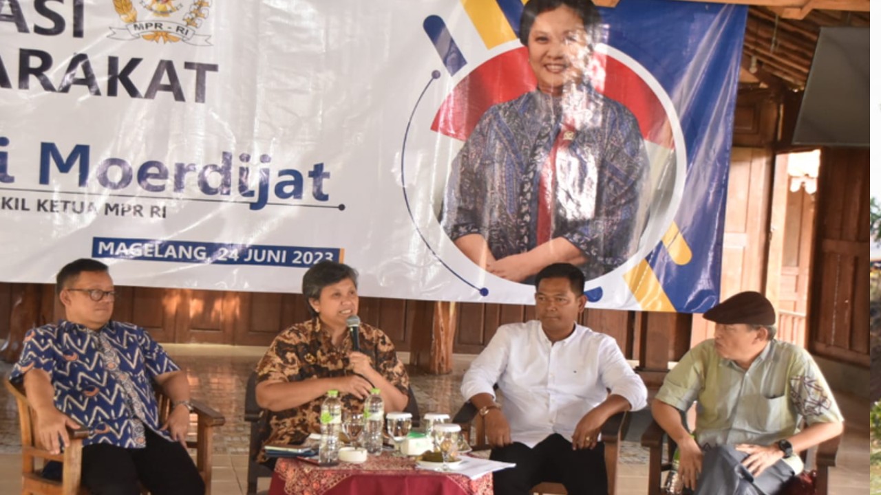 Wakil Ketua MPR RI, Lestari Moerdijat saat beraudiensi dengan para pelaku pariwisata dan kepala desa di kawasan sekitar Candi Borobudur, di Balkondes Borobudur, Kabupaten Magelang, Jawa Tengah, Sabtu (24/6).