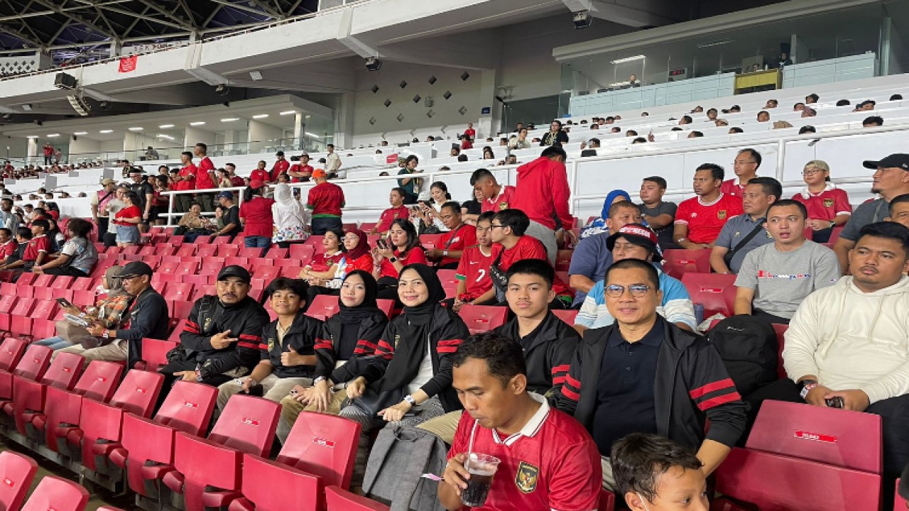 Wakil Ketua MPR Yandri Susanto bersama keluarga menyaksikan laga FIFA Matchday antara Indonesia Vs Argentina di Stadion Utama Gelora Bung Karno (SUGBK), Senayan, Jakarta/Dok MPR