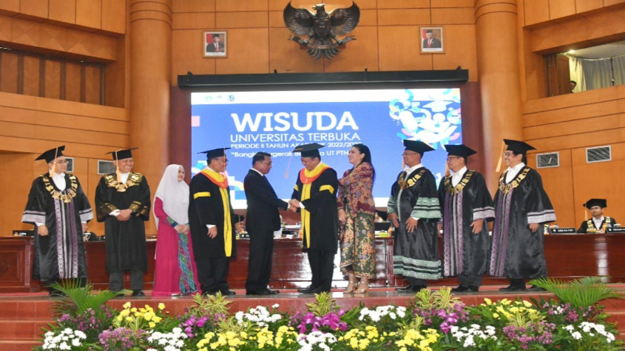 Ketua MPR RI Bambang Soesatyo didapuk sebagai Wisudawan Kehormatan Mewakili 1.700an Wisudawan-wisudawati yang di wisuda langsung oleh Rektor Universitas Terbuka (UT) Prof. Ojat Darojat pada Wisuda periode II Wilayah 1 Tahun Akademik 2023/Dok MPR