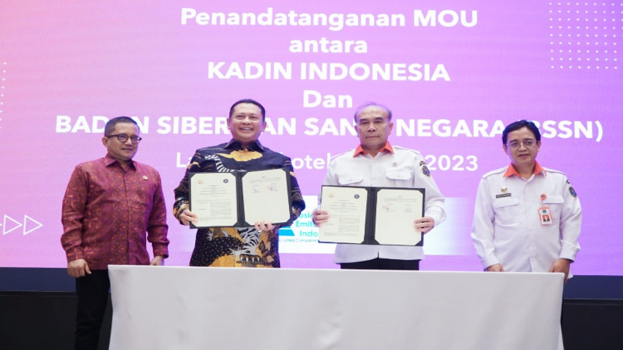 Ketua MPR RI sekaligus Kepala Badan Hubungan Penegakan Hukum, Pertahanan & Keamanan KADIN Indonesia Bambang Soesatyo menandatangani Perjanjian Kerjasama antara KADIN Indonesia dengan Badan Siber dan Sandi Negara (BSSN) dan PT SPARK Gateway Indonesia Tentang Perlindungan Informasi dan Transaksi Elektronik di Jakarta/Dok MPR