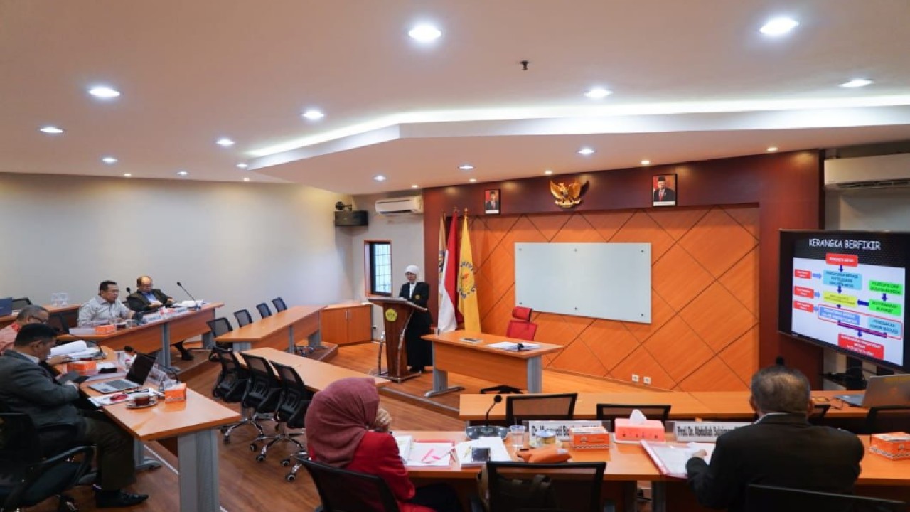 Ketua MPR RI sekaligus Dosen Tetap Pascasarjana Program Doktor Hukum Universitas Borobudur Bambang Soesatyo saat menjadi penguji dalam ujian sidang tertutup mahasiswa Pascasarjana Program Doktor Hukum Universitas Borobudur Amin Ibrizatun, di Universitas Borobudur/Dok MPR