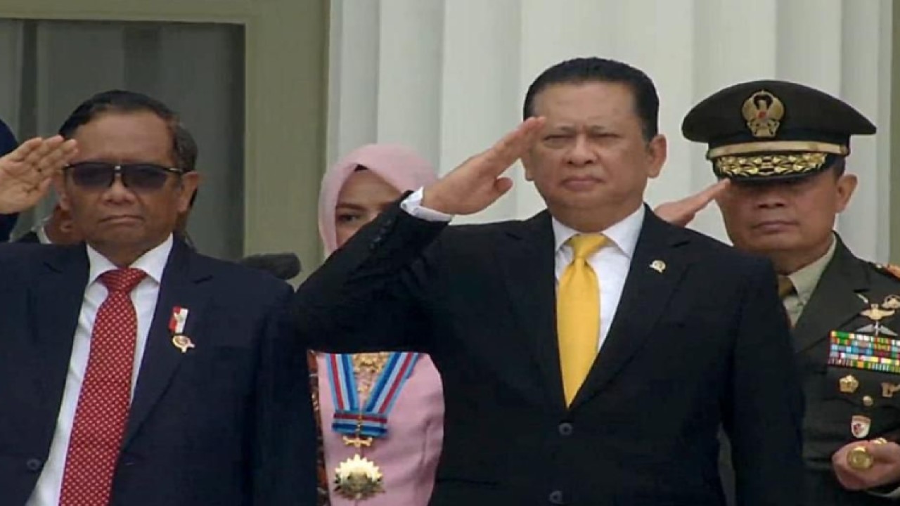 Ketua MPR RI Bambang Soesatyo menyaksikan pelantikan 833 perwira TNI dan Polri oleh Presiden Joko Widodo, di Halaman Istana Merdeka, Jakarta/Dok MPR