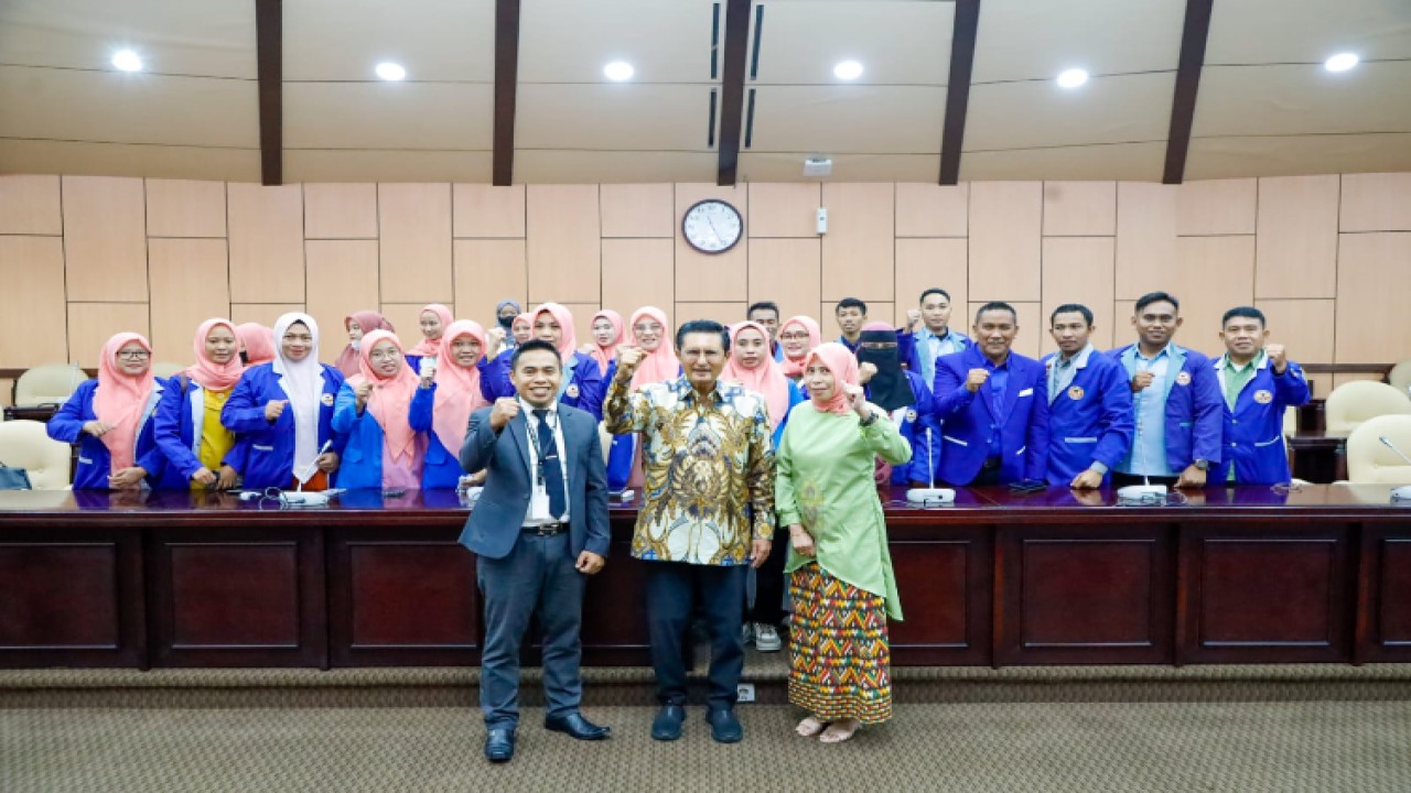 Wakil Ketua MPR Fadel Muhammad menerima delegasi sebanyak 24 mahasiswa Program Studi Administrasi Publik Fakultas Ilmu Sosial dan Ilmu Politik, Universitas Bina Taruna (Unbita) Gorontalo yang melakukan studi banding atau studi orientasi ke Majelis Permusyawaratan Rakyat (MPR)/Dok MPR