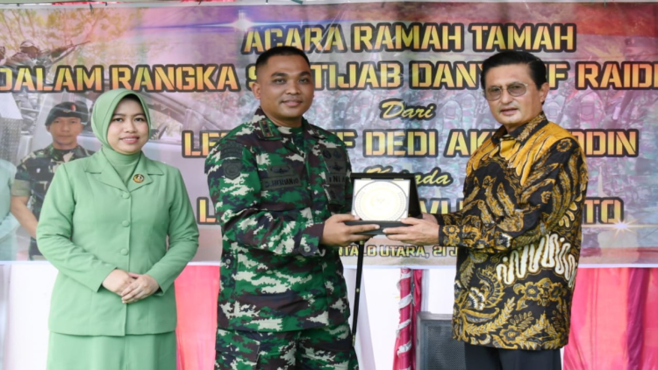 Wakil Ketua MPR RI Fadel Muhammad menghadiri Serah terima jabatan (Sertijab) Komandan Batalyon Infanteri (Inf.) Raider 715/Motuliato dari Letkol. Inf. Dedi Akhiruddin kepada Letkol. Inf. Dwi Hertanto, di Lapangan Markas Yonif R 715/MTL, Kwandang, Gorontalo Utara, Gorontalo/Dok MPR