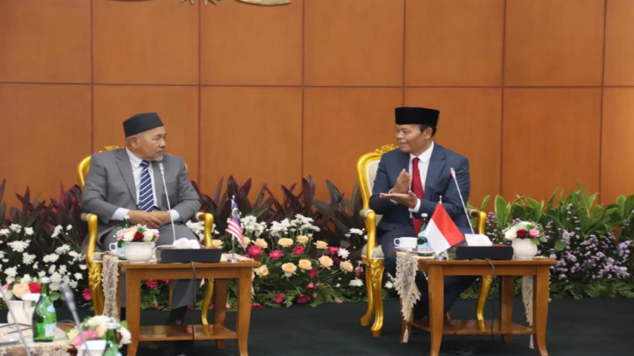 Wakil Ketua MPR Hidayat Nur Wahid menerima kunjungan resmi delegasi pimpinan Partai Islam Se-Malaysia (PAS) di bawah pimpinan Wakil Presiden PAS, Dato Sri Ustadz Tuan Ibrahim Bin Tuan Man/Dok MPR