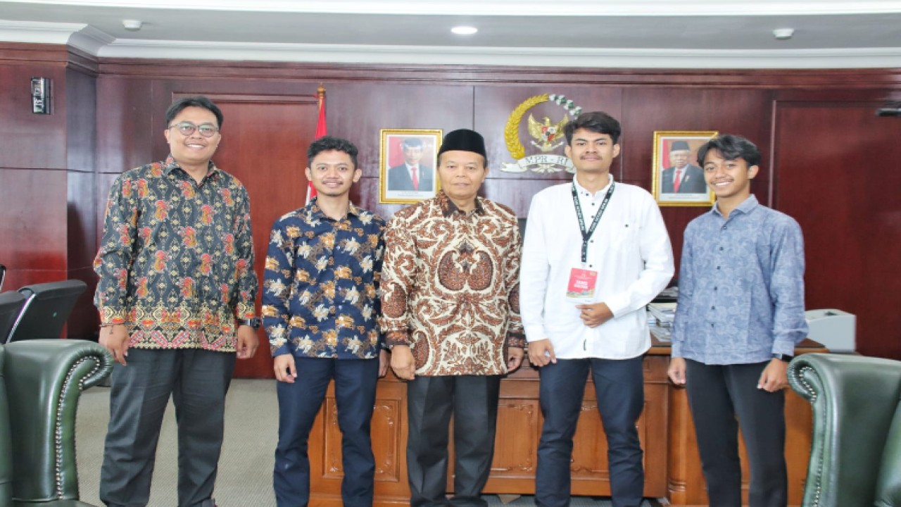 Wakil Ketua MPR Hidayat Nur Wahid menerima kunjungan dan berdialog dengan Delegasi Pimpinan BEM Universitas Muhammadiyah Surabaya, dan BEM Muhammadiyah se-Jawa Timur dan Bali, yang hadir di ruang kerjanya, di Jakarta/Dok MPR