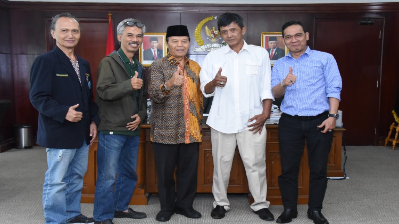 Wakil Ketua MPR RI Hidayat Nur Wahid saat menerima kunjungan delegasi PB. Sangkami (Sangkakala Kawula Muda Indonesia), di Ruang Kerja, Gedung Nusantara III, Kompleks Parlemen, Senayan, Jakarta/Dok MPR