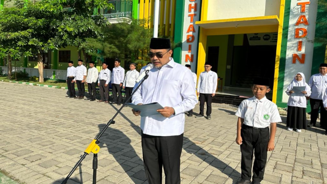 Wakil Ketua MPR RI Jazilul Fawaid saat memimpin apel perdana Masa Pengenalan Lingkungan Sekolah (MPLS) di Pondok Pesantren Modern Sunanul Muhtadin, Kertosono, Sidayu, Gresik, Senin (17/7/2023)/Dok MPR