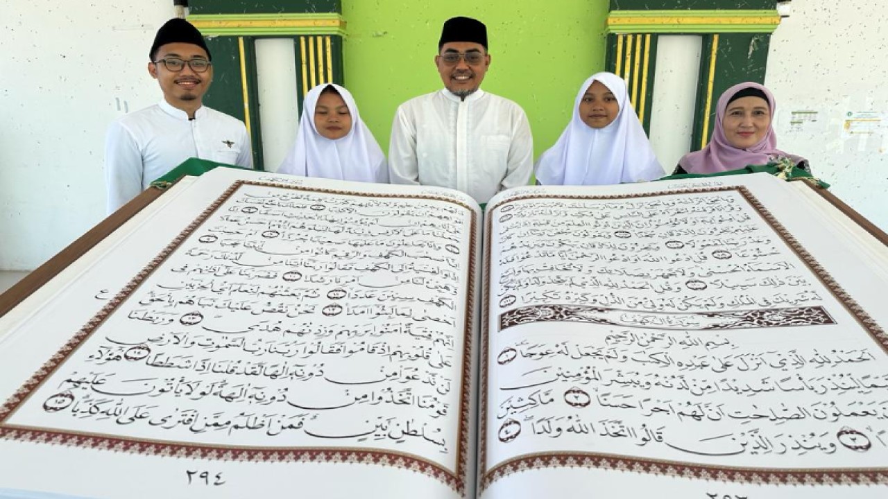 Wakil Ketua MPR RI Jazilul Fawaid saat peluncuran mushaf Alquran Raksasa di Ponpes Modern Sunanul Muhtadin, Sidayu, Gresik/Dok MPR