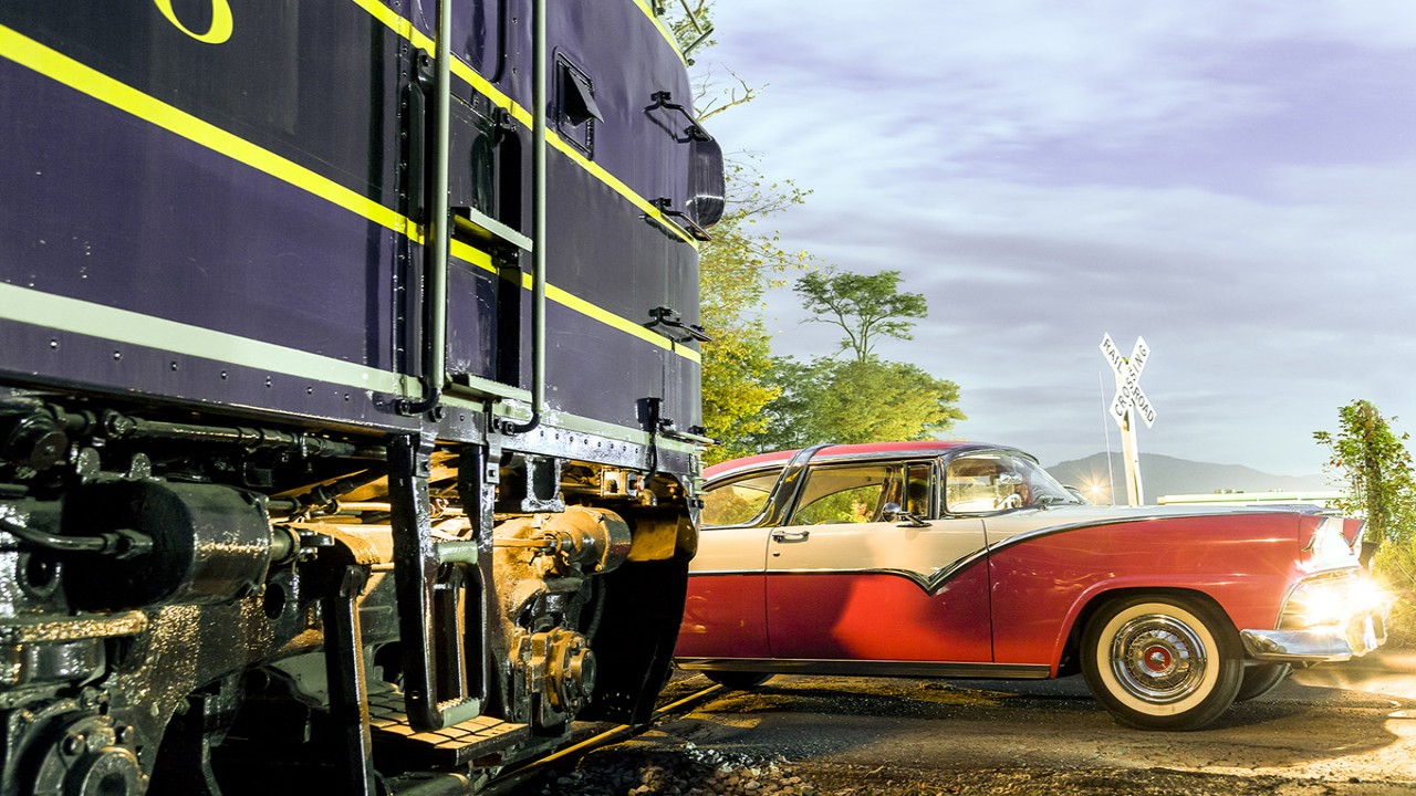 Tabrakan kereta dengan mobil sering terjadi lantaran mesin mobil tiba-tiba mogok saat mobil melintas di atas rel kereta. (net)