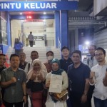 Saat Para Korban Melaporkan ke Polda Metro Jaya, Ibu Neneng (tengah pegang surat laporan) bersama Korban lain-1689686726