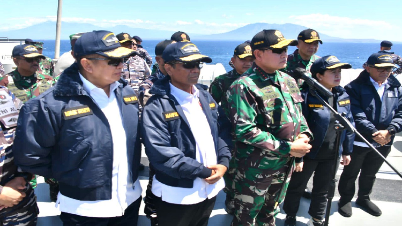 Ketua MPR RI Bambang Soesatyo bersama Panglima TNI Laksamana TNI Yudo Margono, Ketua DPR RI Puan Maharani, Menkopolhukam Mahfud MD, dan MenPan RB Azwar Anas, melakukan upacara Tabur Bunga dari atas Kapal Perang Republik Indonesia (KRI) dr. Radjiman Wedyodiningrat (992), sebagai penghormatan untuk mengenang prajurit yang telah gugur dalam tenggelamnya kapal selam KRI Nanggala 402. Sekaligus rangkaian kegiatan Latihan Gabungan TNI Tahun 2023 yang menunjukan bahwa prajurit TNI yang gugur tetap menjadi bagian dari keluarga besar TNI/Dok MPR
