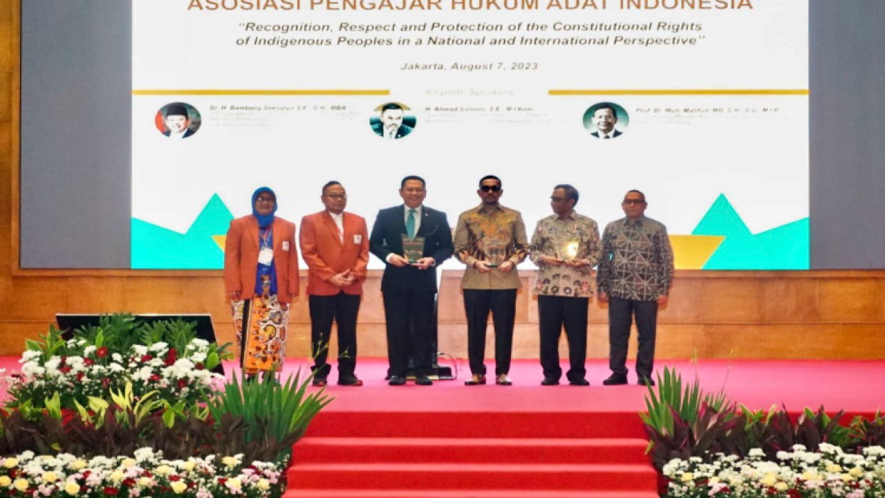 Ketua MPR RI Bambang Soesatyo bersama Menkopolhukam Mahfud MD saat membuka Konferensi Internasional yang diselenggarakan MPR RI bersama Asosiasi Pengajar Hukum Adat (APHA), di Gedung Nusantara IV MPR RI, Jakarta, Senin (7/8/23)/Dok MPR