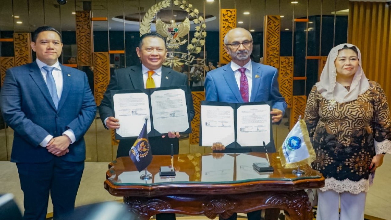 Ketua MPR RI Bambang Soesatyo bersama Presiden the Global Council for Tolerance and Peace/GCTP (Dewan Toleransi dan Perdamaian Global) H.E Mr. Ahmed Bin Mohamed Aljarwan, Anggota MPR RI sekaligus Anggota Komisi I DPR RI Fraksi Golkar Dave Laksono dan Direktur Wahid Institute yang juga Pendiri GCTP Yenny Wahid usai penandatanganan nota kesepahaman tentang Penyebarluasan Budaya Toleransi dan Perdamaian/Dok MPR