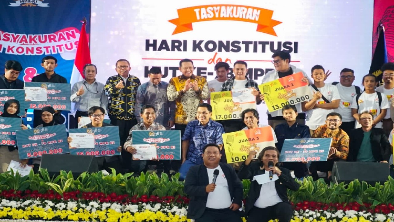 Ketua MPR RI Bambang Soesatyo bersama para pemenang lomba stand up comedy MPR RI di Komplek MPR RI, Jakarta/Dok MPR