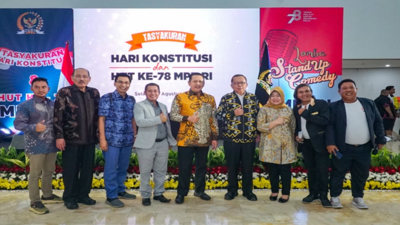 Ketua MPR RI Bambang Soesatyo usai memberikan hadiah kepada para juara lomba, dalam Tasyakuran Hari Konstitusi dan HUT ke-78 MPR RI, di Plaza Gedung Nusantara V MPR RI, Jakarta/Dok MPR