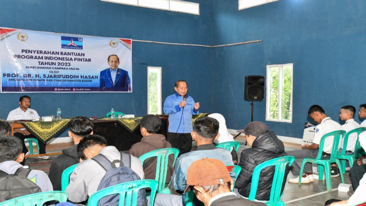 Wakil Ketua MPR Sjarifuddin Hasan menyerahkan bantuan beasiswa Program Indonesia Pintaruntuk 150 siswa SMKN Bina Insan Kecamatan Campaka, Kabupaten Cianjur, Jawa Barat/Dok MPR