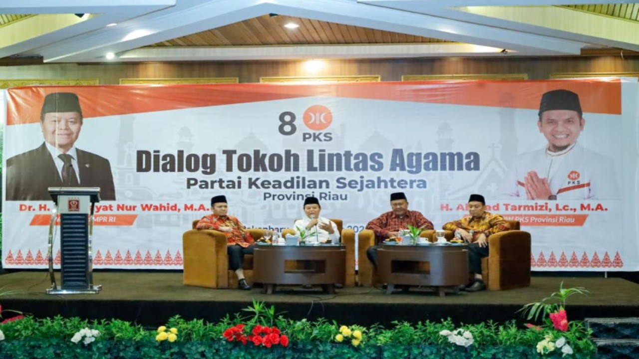 Wakil Ketua MPR Hidayat Nur Wahid dalam "Dialog Tokoh Lintas Agama" yang diselenggarakan DPW PKS Provinsi Riau, di Pekanbaru, Riau, Jumat malam (11/8)/Dok MPR