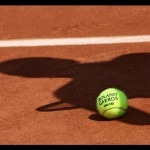 ilustrasi - Bola resmi turnamen tenis dengan bayang-bayang seorang pemain tenis diatas tanah. ANTARA/Shutterstock/pri.-1692934914