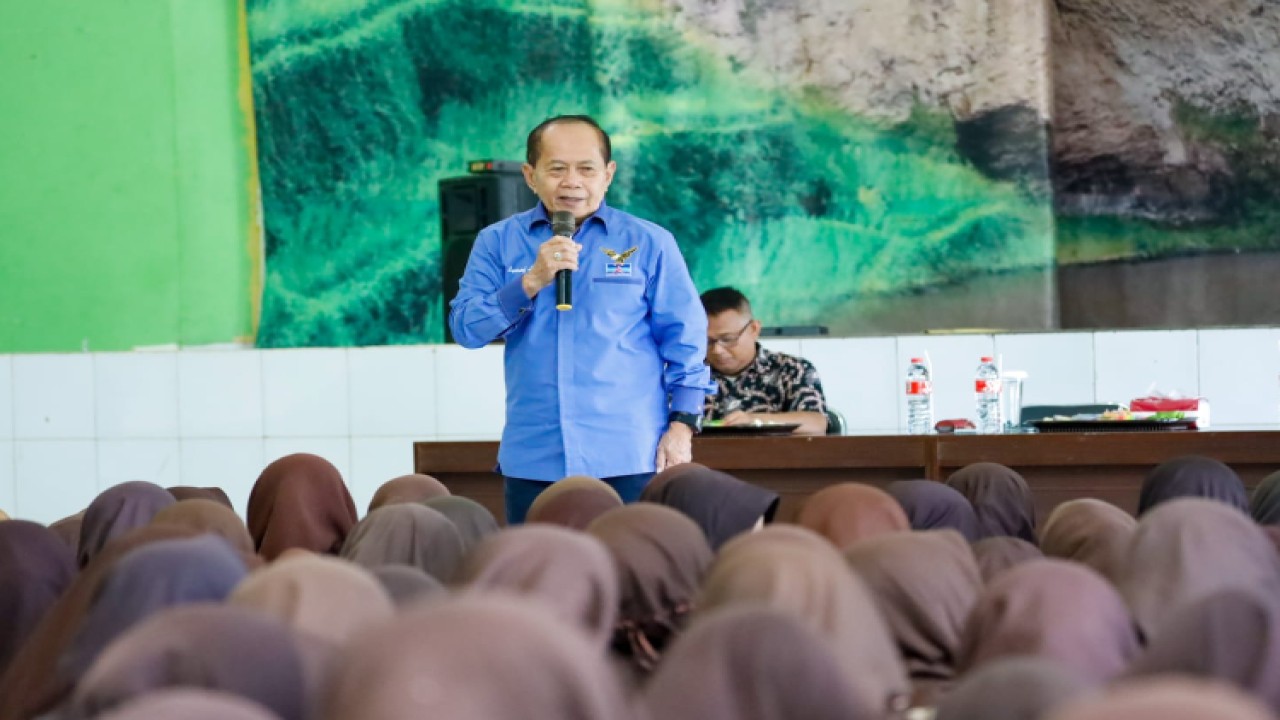 Wakil Ketua MPR Prof. Dr. H. Sjarifuddin Hasan MM., MBA memberi motivasi dan beasiswa kepada para siswa SMKN Pertanian Pembangunan (PP) Cianjur, Jawa Barat/Dok MPR